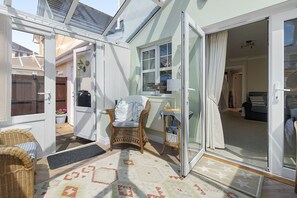 Terrace/patio - Beach House is a welcoming and dog-friendly holiday home in Paignton (Paignton)