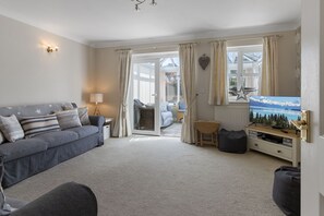 Smart TV, fireplace, stereo - Beach House is a welcoming and dog-friendly holiday home in Paignton (Paignton)