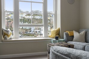 Interior - Five - La Petite Maison is a stylish waterfront holiday apartment in Brixham (Brixham)