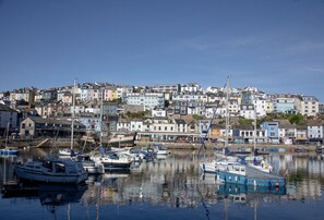 A coastal town with colorful buildings and boats docked at the harbor. - Five - La Petite Maison is a stylish waterfront holiday apartment in Brixham (Brixham)