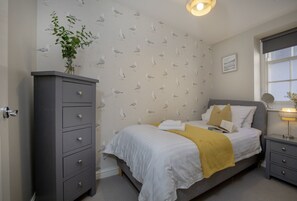 Room - Five - La Petite Maison is a stylish waterfront holiday apartment in Brixham (Brixham)