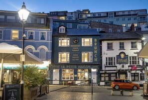 Exterior - Five - La Petite Maison is a stylish waterfront holiday apartment in Brixham (Brixham)