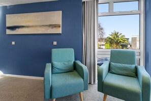TV, DVD player - Heathcliff is a welcoming, dog-friendly holiday home in Brixham (Brixham)