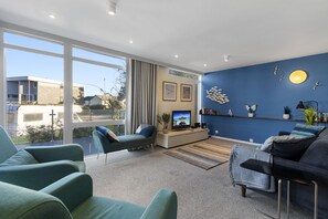 TV, DVD player - Heathcliff is a welcoming, dog-friendly holiday home in Brixham (Brixham)