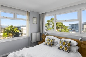 2 bedrooms, iron/ironing board, travel cot, WiFi - Heathcliff is a welcoming, dog-friendly holiday home in Brixham (Brixham)