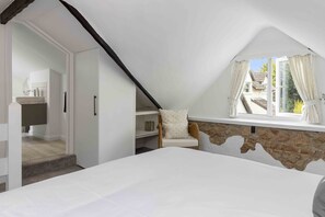 3 habitaciones, tabla de planchar con plancha, wifi y ropa de cama 
