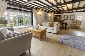 TV, fireplace - Apple Orchard Barn is a beautifully presented three bedroom barn conversion (Coffinswell)