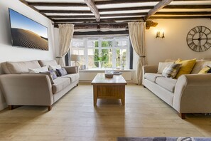 TV, fireplace - Apple Orchard Barn is a beautifully presented three bedroom barn conversion (Coffinswell)