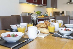 Dining - Anzac is a spacious four-bedroom holiday home in Brixham (Brixham)