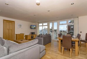 TV, stereo - Anzac is a spacious four-bedroom holiday home in Brixham (Brixham)