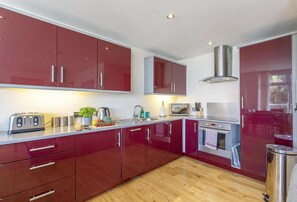 Fridge, microwave, oven, dishwasher - Anzac is a spacious four-bedroom holiday home in Brixham (Brixham)