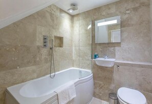 Shower, hair dryer, towels - Anzac is a spacious four-bedroom holiday home in Brixham (Brixham)