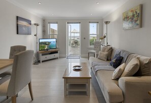 Smart TV - Bayview Retreat is a stunning one bedroom sea view apartment in Torquay (Torquay)