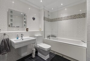 Shower, hair dryer, towels - Bayview Retreat is a stunning one bedroom sea view apartment in Torquay (Torquay)