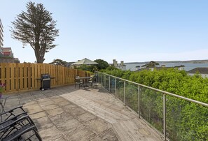 Terrace/patio - Bayview Retreat is a stunning one bedroom sea view apartment in Torquay (Torquay)