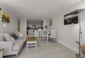 Smart TV - Bayview Retreat is a stunning one bedroom sea view apartment in Torquay (Torquay)