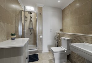 Douche, sèche-cheveux, serviettes fournies
