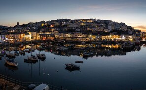 Marina - King's Quay Holiday Apartment 1, bright and contemporary harbour-front apartment (Brixham)