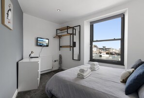 2 bedrooms, iron/ironing board, travel cot, WiFi - King's Quay Holiday Apartment 1, bright and contemporary harbour-front apartment (Brixham)