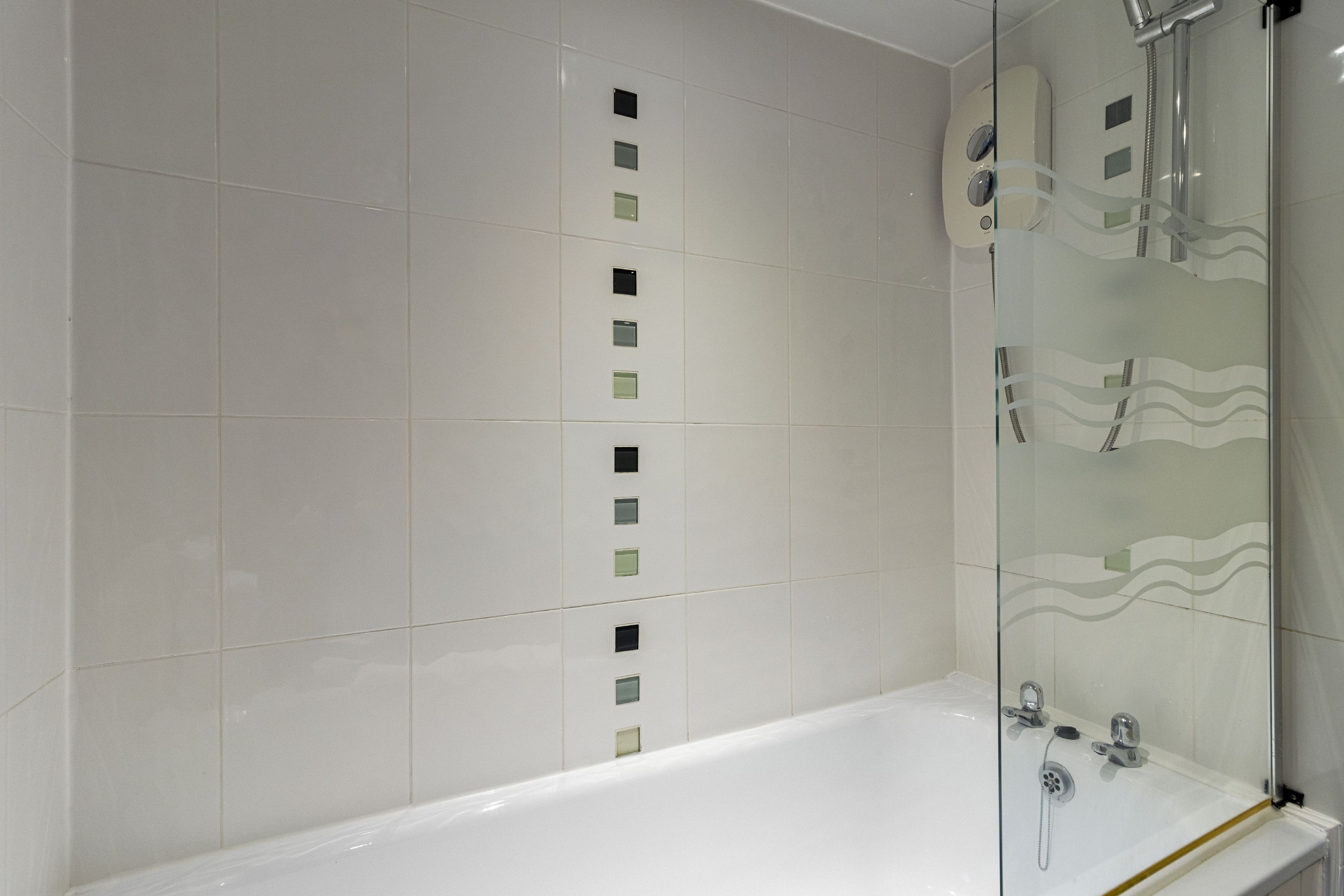 Een douche, een haardroger, handdoeken
