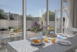 Dining - Avalon is a bright and airy two bedroom bungalow tucked away in Brixham (Brixham)