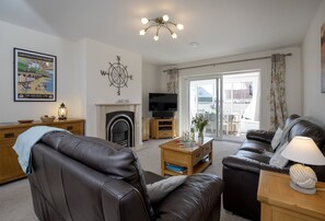 TV, DVD player - Avalon is a bright and airy two bedroom bungalow tucked away in Brixham (Brixham)