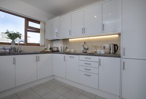 Fridge, microwave, oven, stovetop - Avalon is a bright and airy two bedroom bungalow tucked away in Brixham (Brixham)