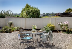 Outdoor dining - Avalon is a bright and airy two bedroom bungalow tucked away in Brixham (Brixham)