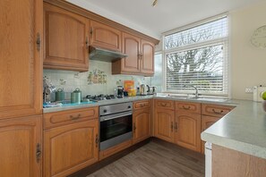 Fridge, microwave, oven, dishwasher - Baywatch Sea View Retreat a beautifully refurbished coastal holiday home (Brixham)