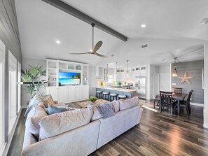 Maison, 3 chambres | Coin séjour | TV connectée