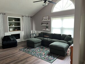 Smart TV - 3-bedroom house in gorgeous Lawrence with easy access to K-10 and I-70 (Lawrence)