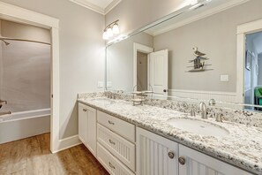 House, 4 Bedrooms | Bathroom - A Southern Belle 4 Bedroom Home (Port Bolivar)