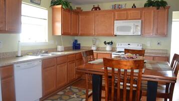 House, 3 Bedrooms | Private kitchen | Coffee/tea maker, fridge, oven, toaster