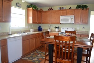 House, 3 Bedrooms | Private kitchen | Fridge, oven, coffee/tea maker, toaster