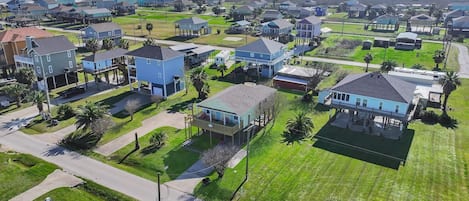Zona residencial com casas, ruas e vista clara para o oceano.