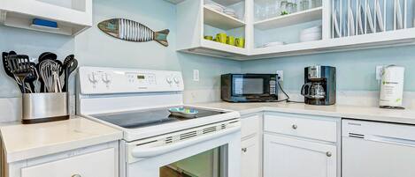 House, 2 Bedrooms | Private kitchen | Fridge, oven, coffee/tea maker, toaster