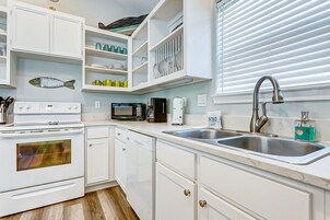 House, 2 Bedrooms | Private kitchen | Fridge, oven, coffee/tea maker, toaster
