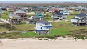 A coastal residential area with houses, some with waterfront views. - Crystal By The Ocean 4 Bedroom Home (Port Bolivar)
