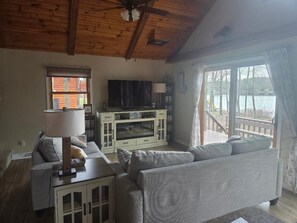 Smart TV, fireplace, DVD player, video library - Charming 3-bedroom lake house on tranquil Wilson Lake near Wild Rose, WI (Wild Rose)