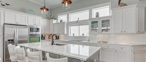 House, 4 Bedrooms | Private kitchen | Fridge, oven, coffee/tea maker, toaster
