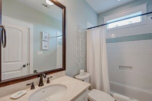House, 4 Bedrooms | Bathroom