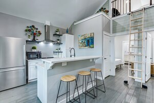 House, 3 Bedrooms | Private kitchen | Fridge, oven, coffee/tea maker, toaster