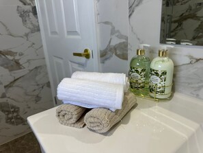 Hair dryer, towels, soap, toilet paper - Charming 3-bedroom house with AC in lovely Aspley (Aspley)