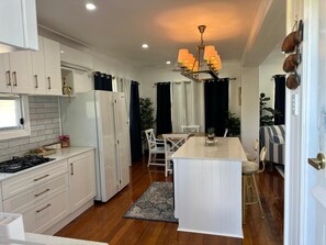 Dining - Charming 3-bedroom house with AC in lovely Aspley (Aspley)