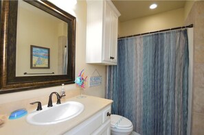 House, 4 Bedrooms | Bathroom - Sum Beach 4 Bedroom Home (Port Bolivar)