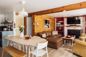TV connectée, cheminée, lecteur de DVD, vidéothèque