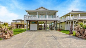 Un bâtiment à deux étages doté d’une entrée abritée, d’un balcon au niveau supérieur et d’un garage.