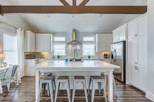 House, 2 Bedrooms | Private kitchen