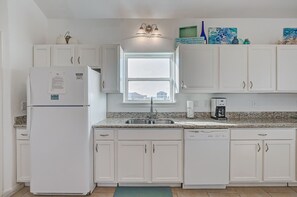 House, 3 Bedrooms | Private kitchen | Fridge, oven, coffee/tea maker, toaster - Molly's Place 3 Bedroom Home (Port Bolivar)