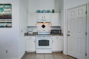 House, 3 Bedrooms | Private kitchen | Fridge, oven, coffee/tea maker, toaster - Molly's Place 3 Bedroom Home (Port Bolivar)